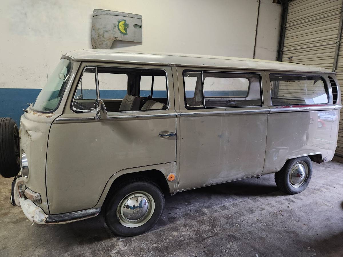 Volkswagen-Bus-1969-18