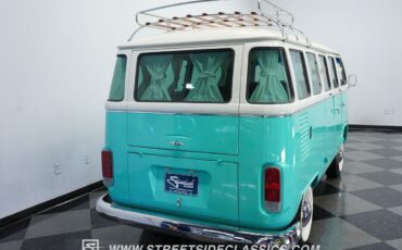 Volkswagen-BusVanagon-Van-1984-9