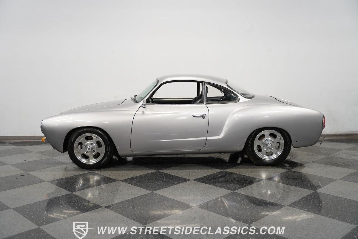 Volkswagen-Karmann-Ghia-Coupe-1966-2