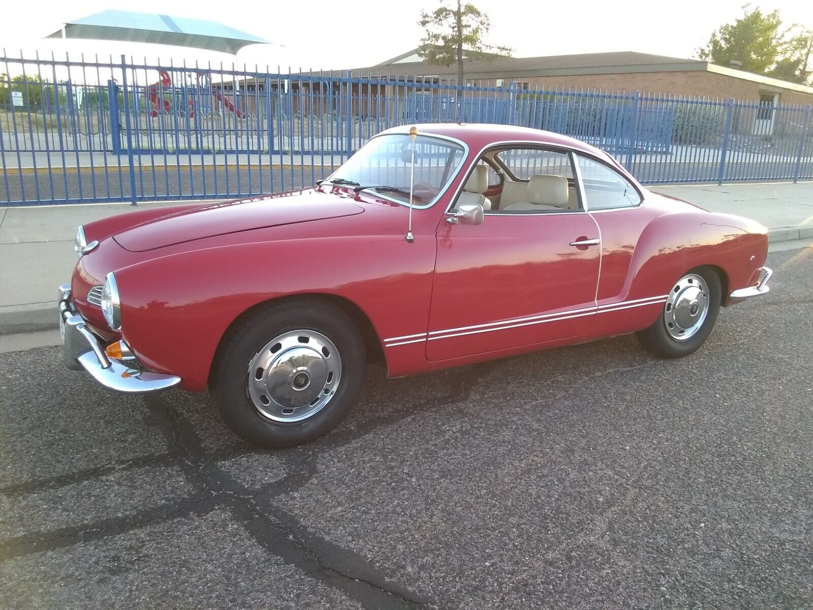 Volkswagen-Karmann-Ghia-Coupe-1969-8