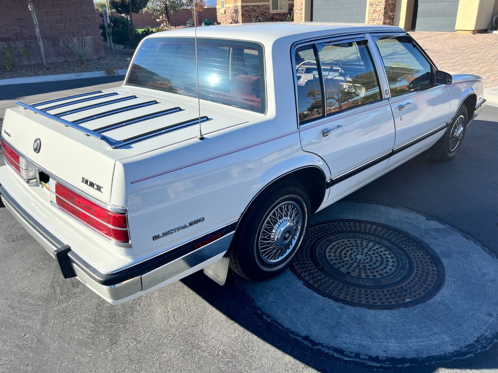 Buick-Electra-Berline-1985-White-Red-155624-3