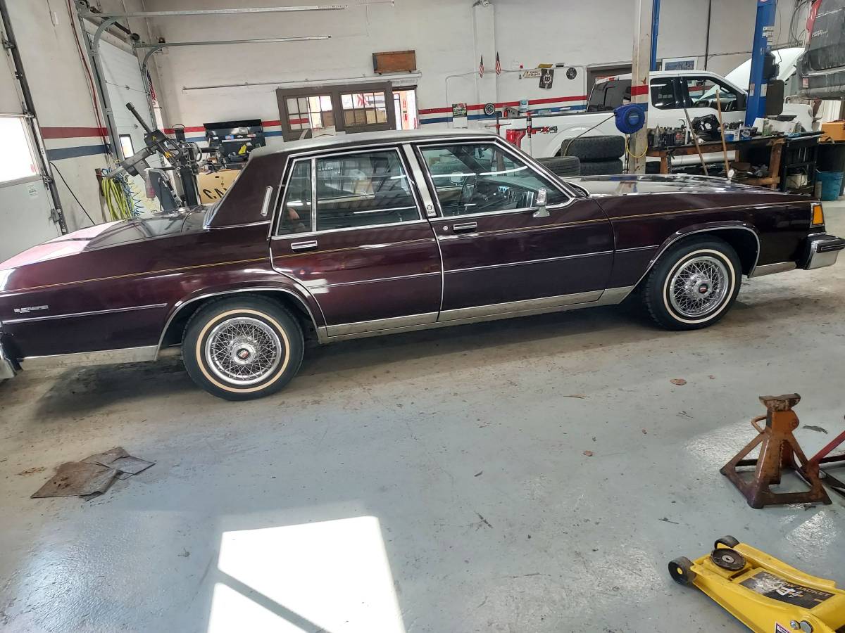 Buick-Lesabre-limited-1985-red-22531-7