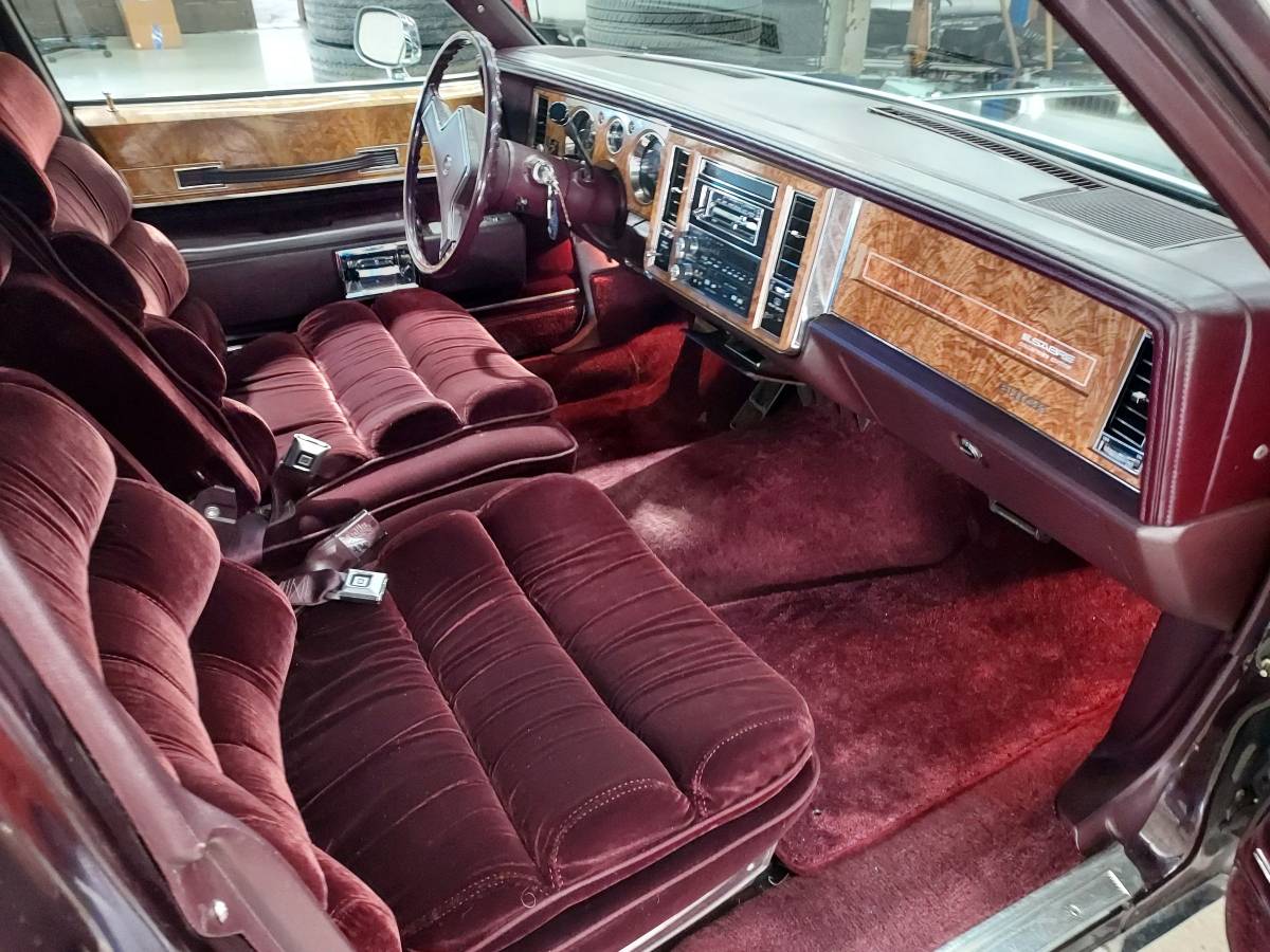 Buick-Lesabre-limited-1985-red-22531-8