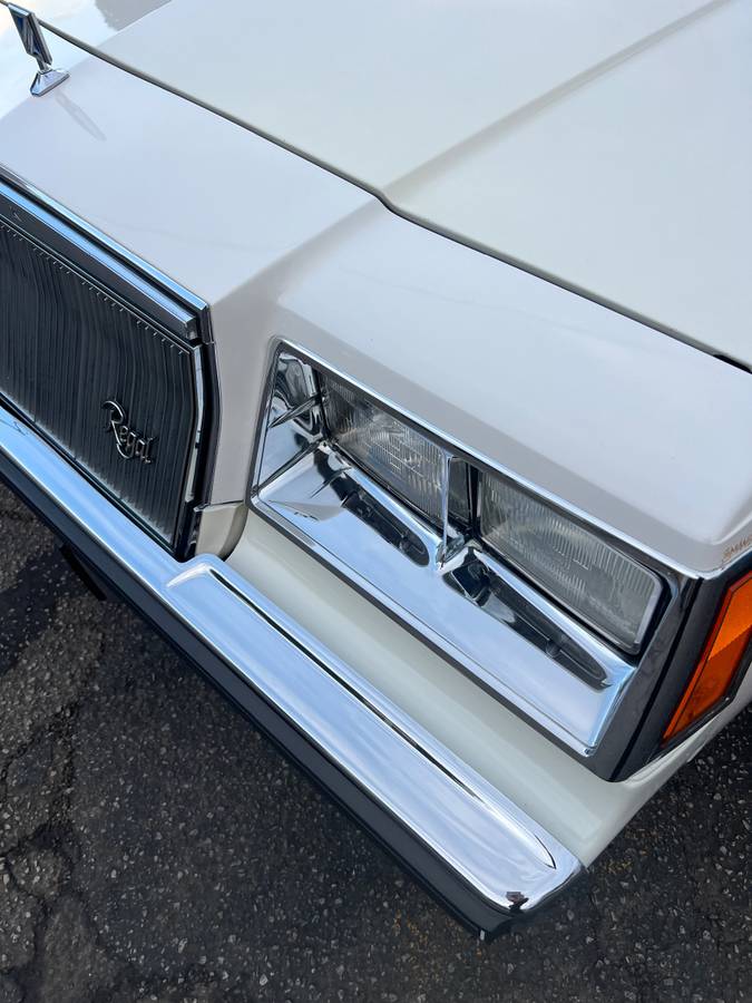 Buick-Regal-1982-white-83686-17