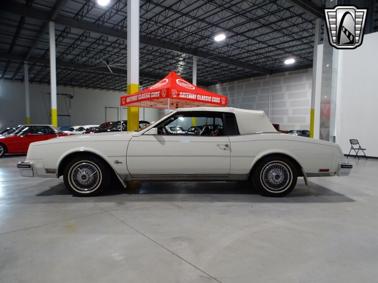 Buick-Riviera-Cabriolet-1983-White-Burgandy-91523-3