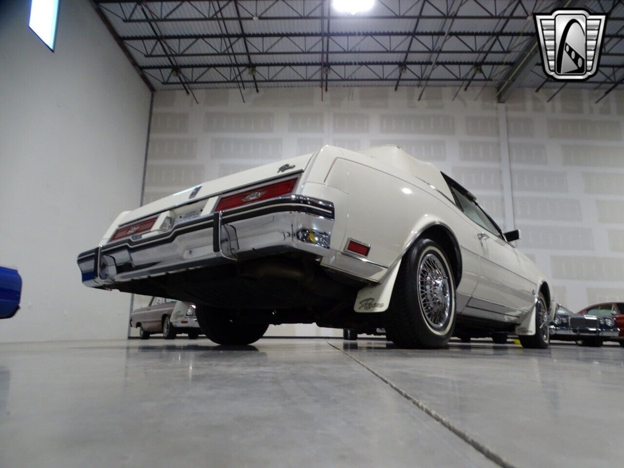 Buick-Riviera-Cabriolet-1983-White-Burgandy-91523-6