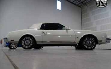 Buick-Riviera-Cabriolet-1983-White-Burgandy-91523-7