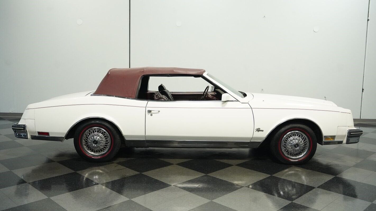 Buick-Riviera-Cabriolet-1983-White-Burgundy-116872-11