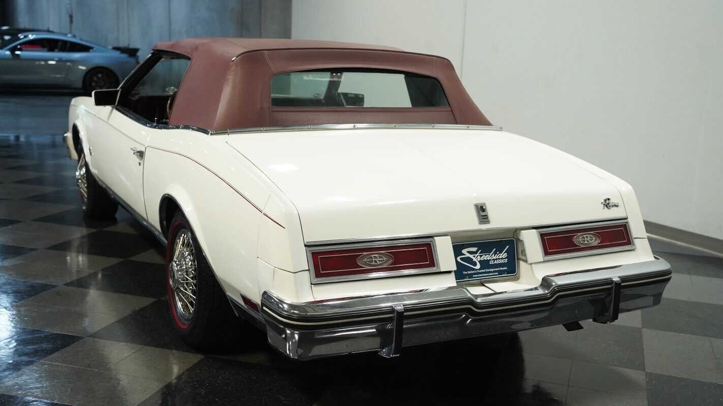 Buick-Riviera-Cabriolet-1983-White-Burgundy-116872-7