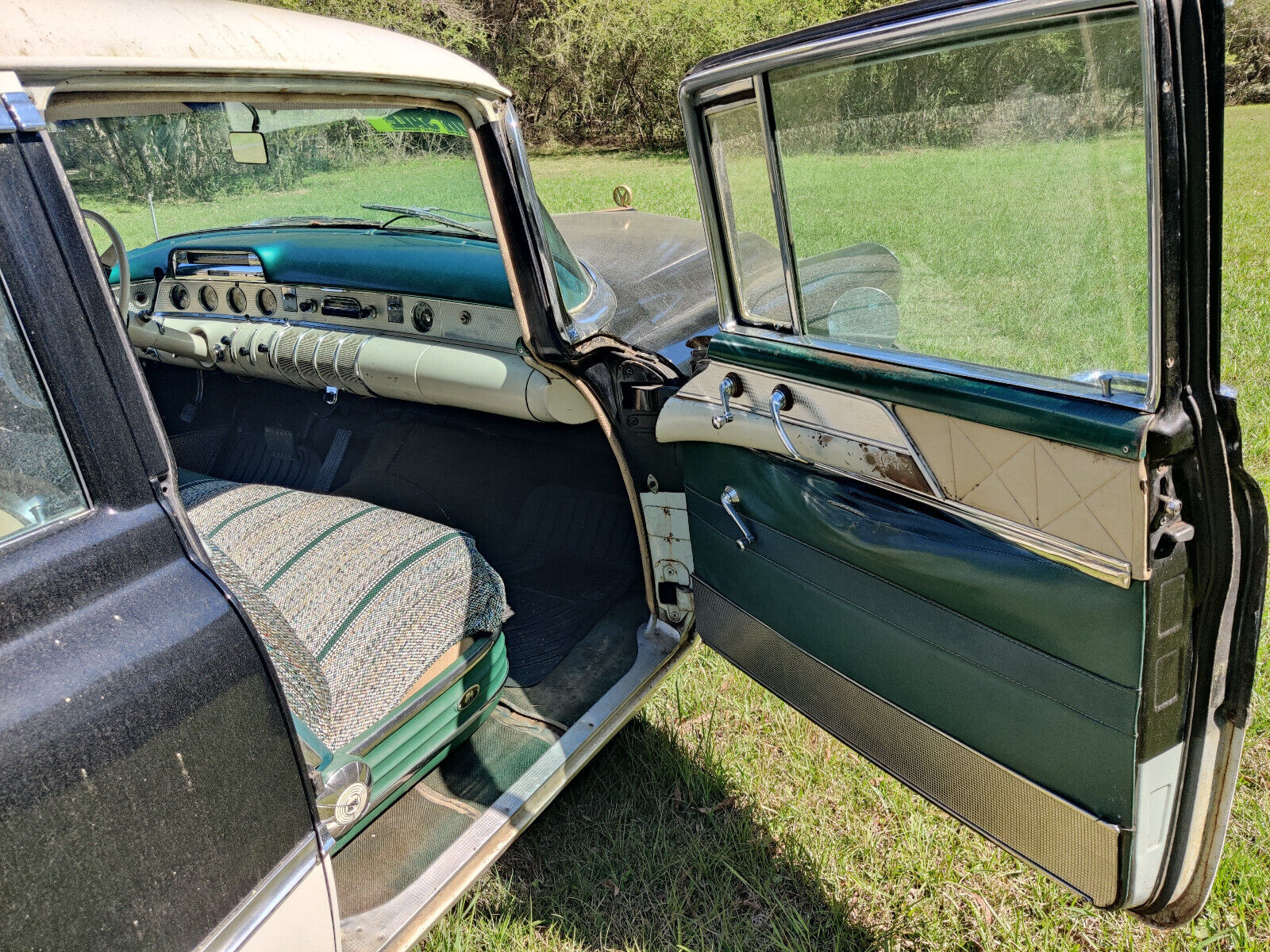 Buick-Roadmaster-Berline-1955-White-and-Black-Green-118472-19