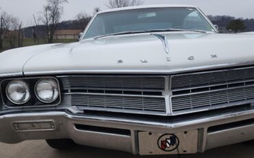 Buick-Wildcat-1967-White-Gold-164966-7