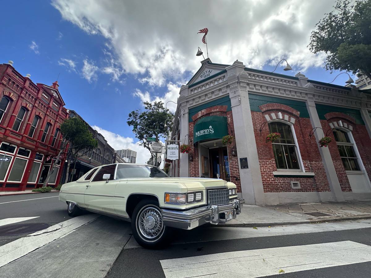 Cadillac-Coupe-deville-1976-3