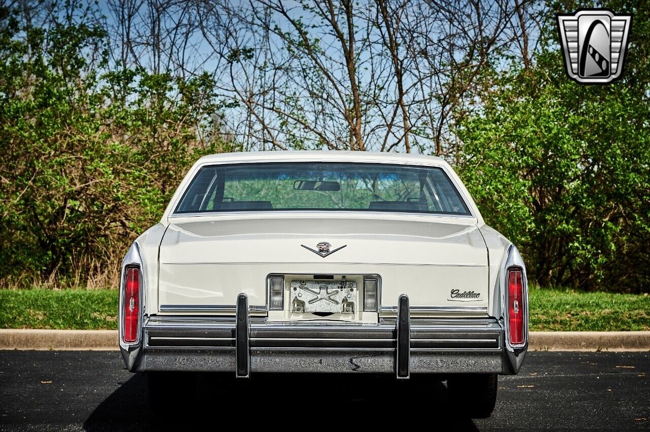 Cadillac-DeVille-1984-White-Blue-23149-4