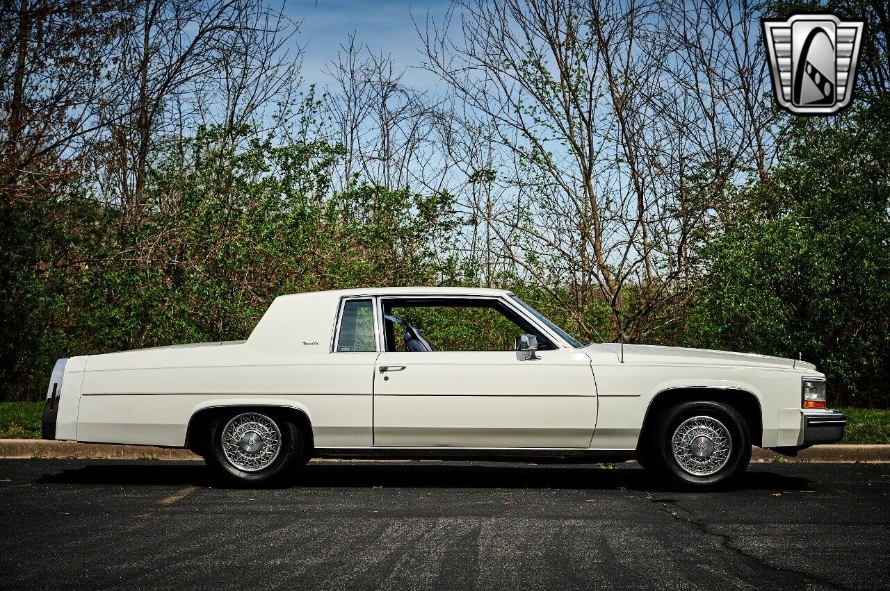 Cadillac-DeVille-1984-White-Blue-23149-6