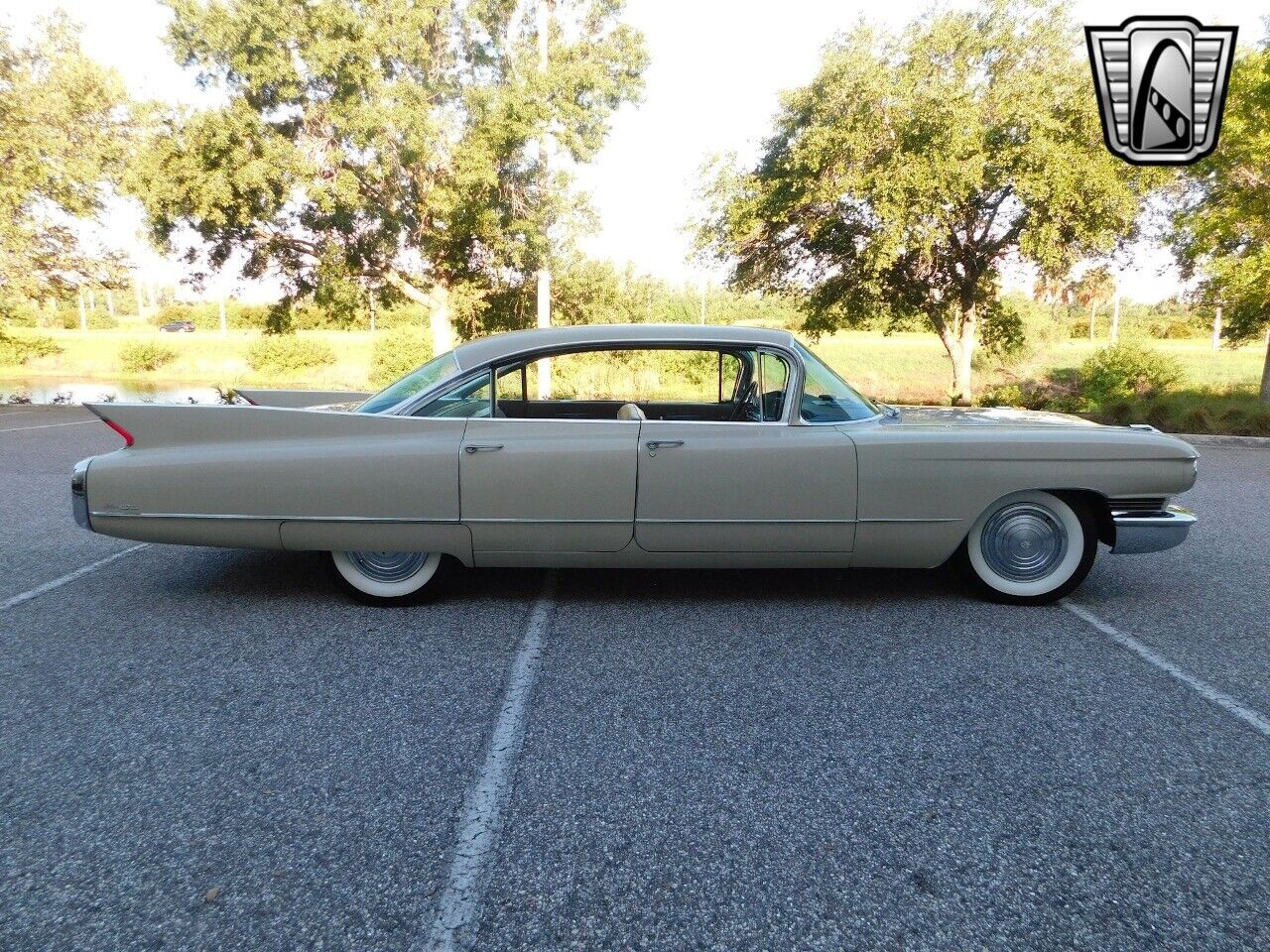 Cadillac-DeVille-Berline-1960-Beaumont-Beige-Persian-sand-76560-3