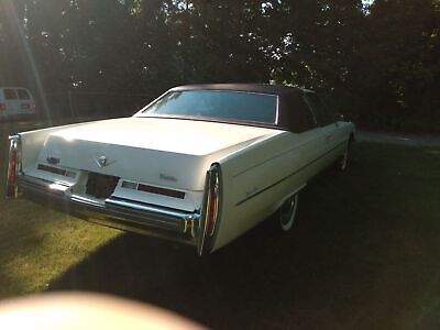 Cadillac-DeVille-Coupe-1975-White-Burgundy-96574-4