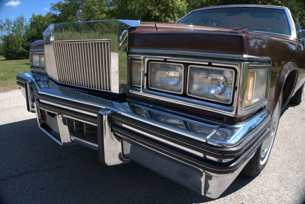 Cadillac-DeVille-Coupe-1977-Brown-Tan-80689-10