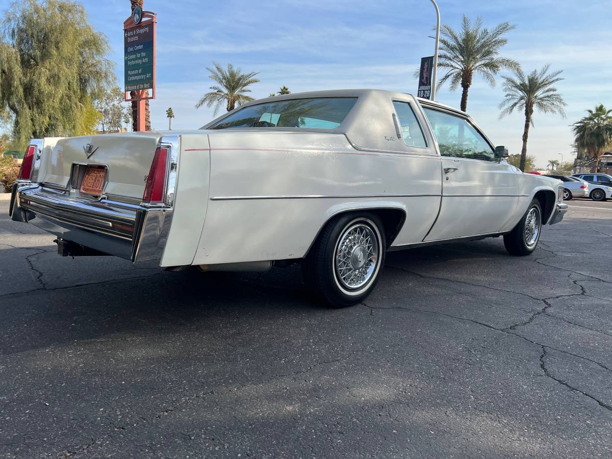 Cadillac-Deville-1977-white-99779-1