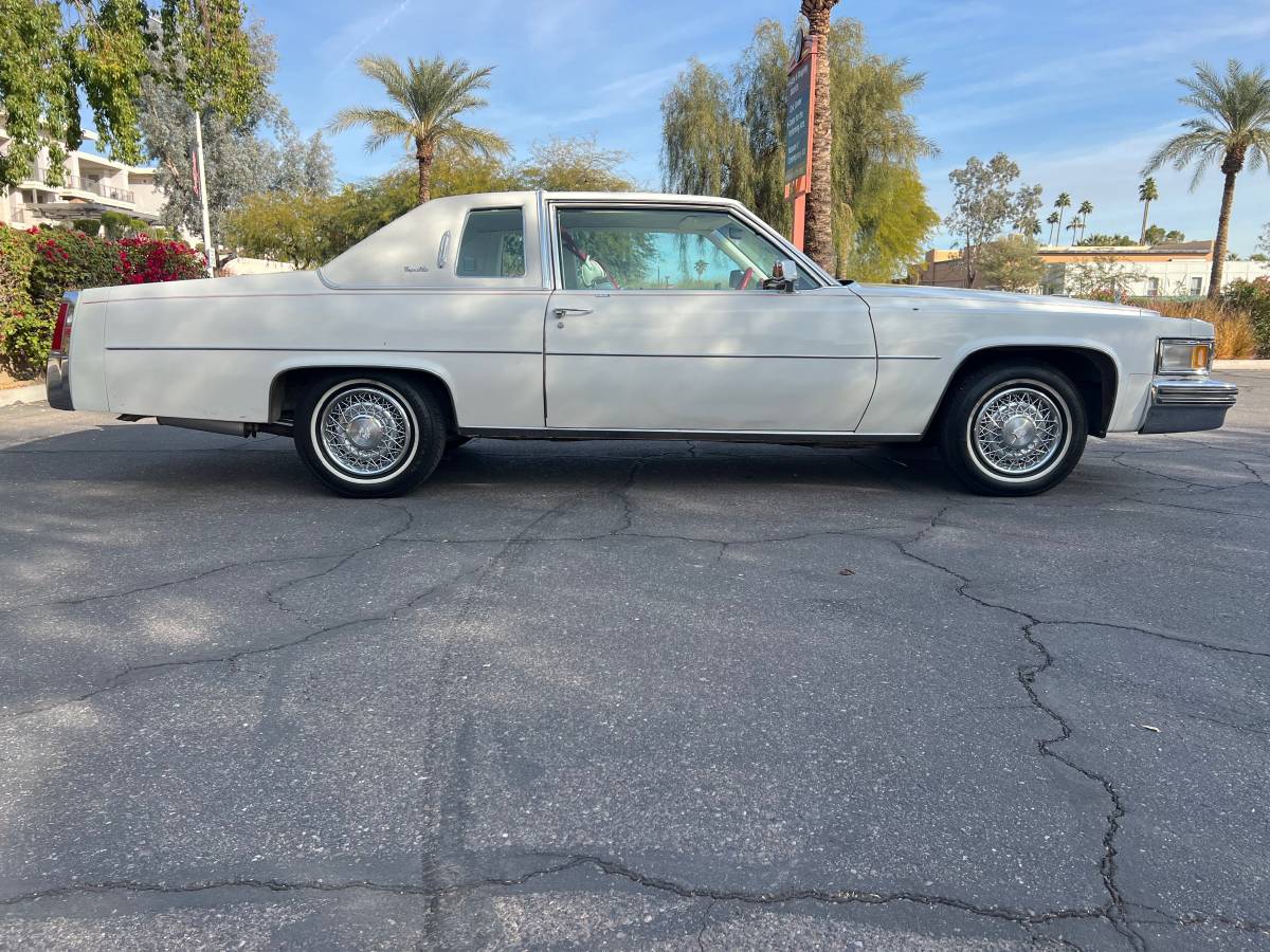 Cadillac-Deville-1977-white-99779-2