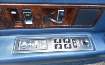 Cadillac-Fleetwood-Berline-1993-White-Blue-127911-14