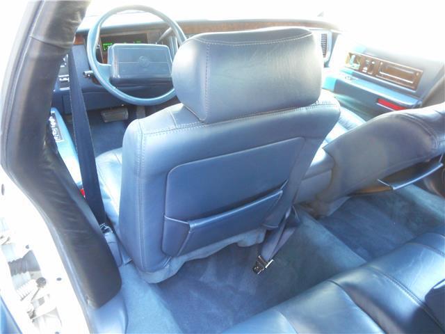 Cadillac-Fleetwood-Berline-1993-White-Blue-127911-19