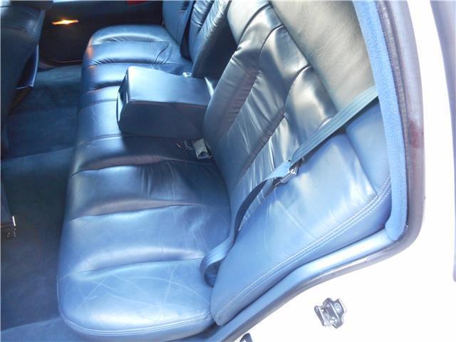 Cadillac-Fleetwood-Berline-1993-White-Blue-127911-23