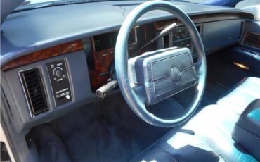 Cadillac-Fleetwood-Berline-1993-White-Blue-127911-24