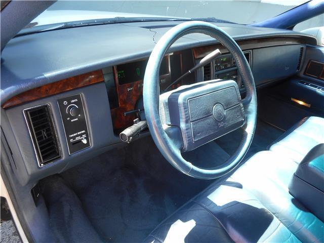 Cadillac-Fleetwood-Berline-1993-White-Blue-127911-24