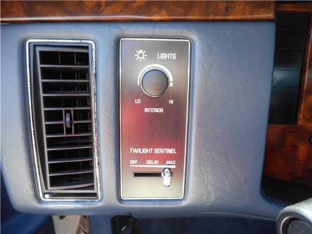 Cadillac-Fleetwood-Berline-1993-White-Blue-127911-25