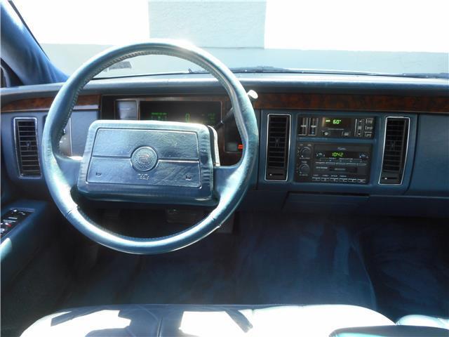 Cadillac-Fleetwood-Berline-1993-White-Blue-127911-27