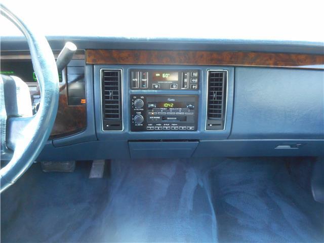 Cadillac-Fleetwood-Berline-1993-White-Blue-127911-31