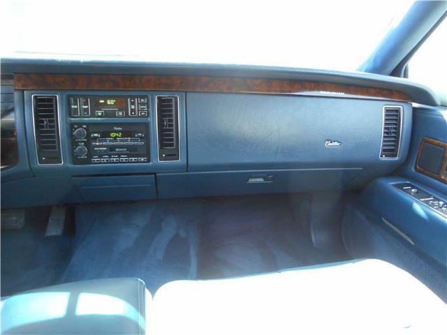 Cadillac-Fleetwood-Berline-1993-White-Blue-127911-34