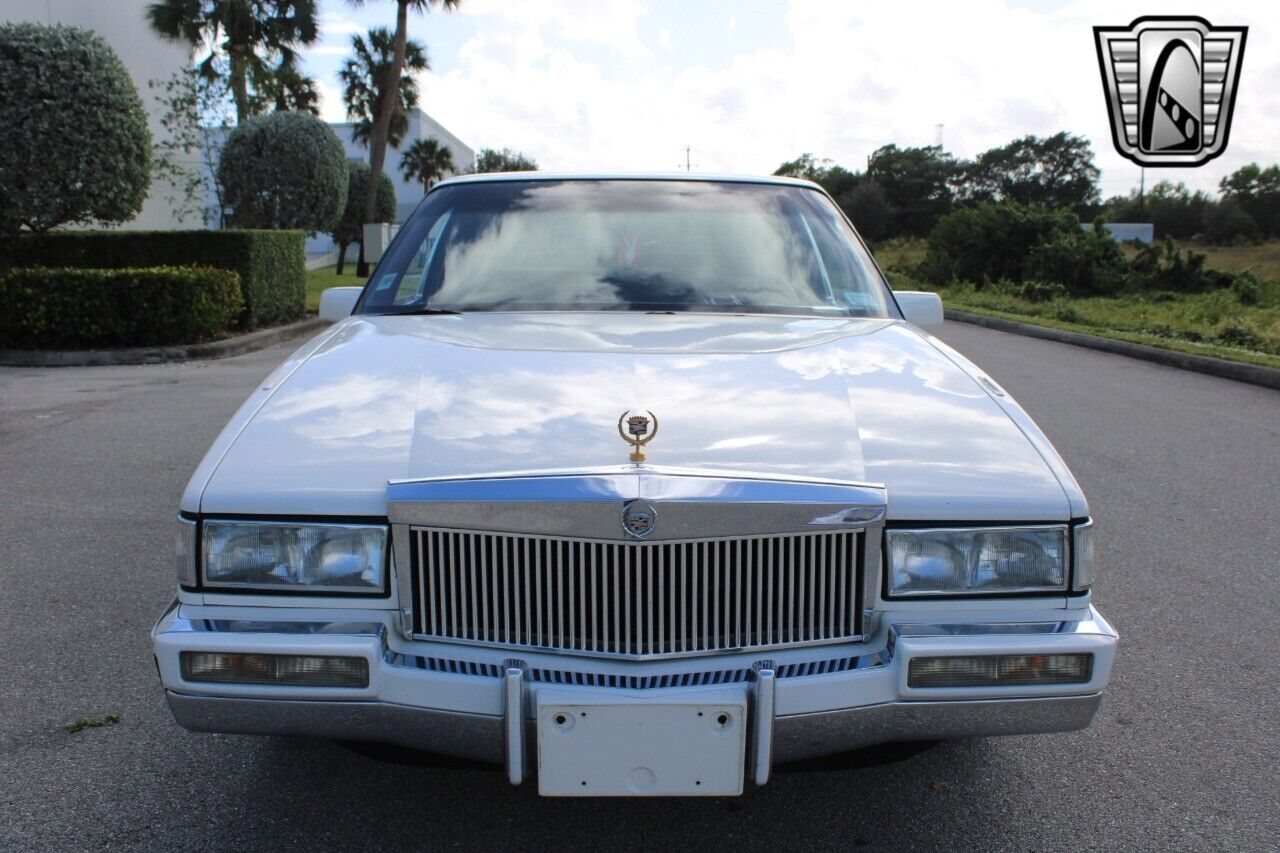 Cadillac-Fleetwood-Coupe-1990-White-Burgundy-114323-2