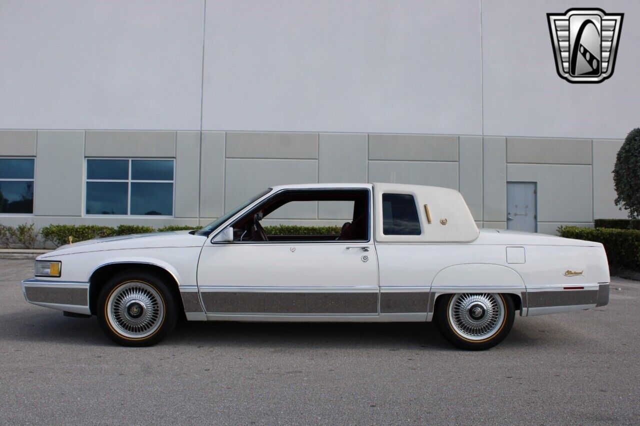 Cadillac-Fleetwood-Coupe-1990-White-Burgundy-114323-4