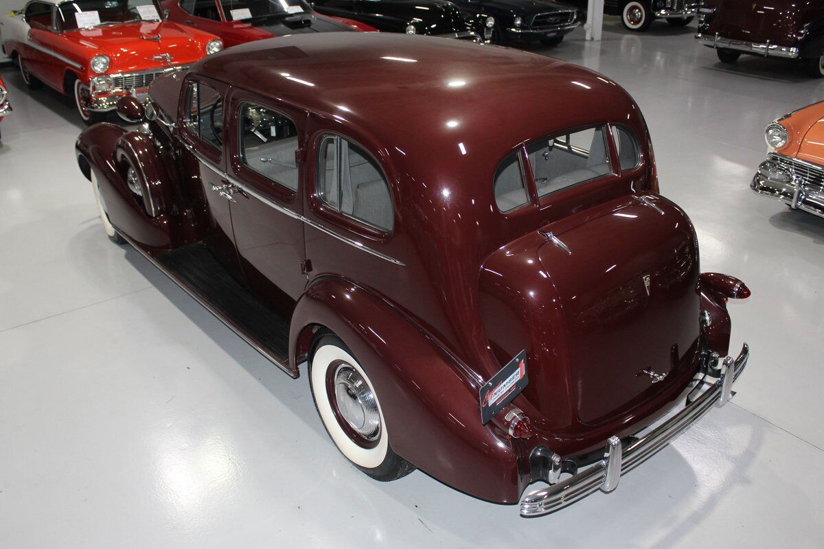 Cadillac-Series-85-V-12-Berline-1936-Royal-Maroon-Gray-97658-10