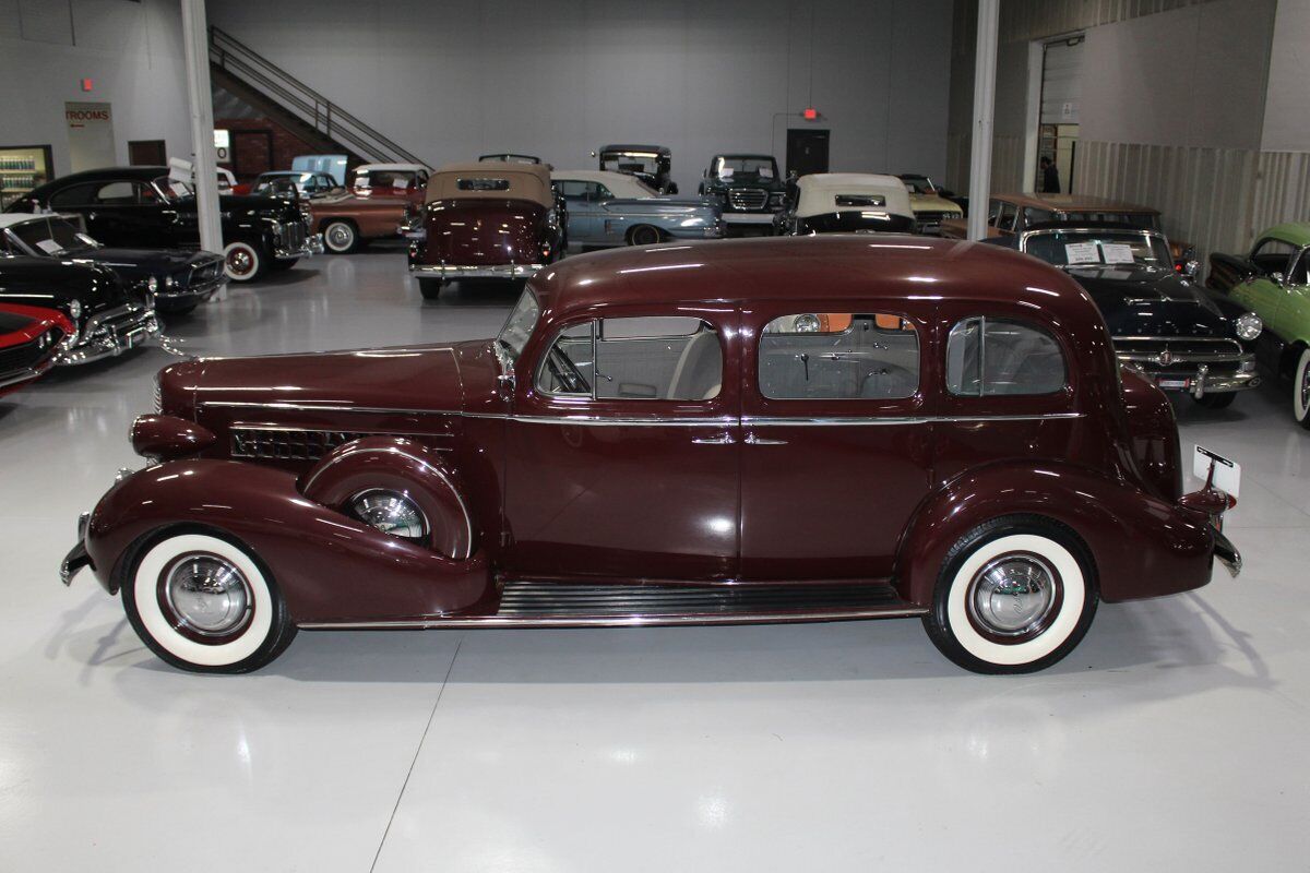 Cadillac-Series-85-V-12-Berline-1936-Royal-Maroon-Gray-97658-11