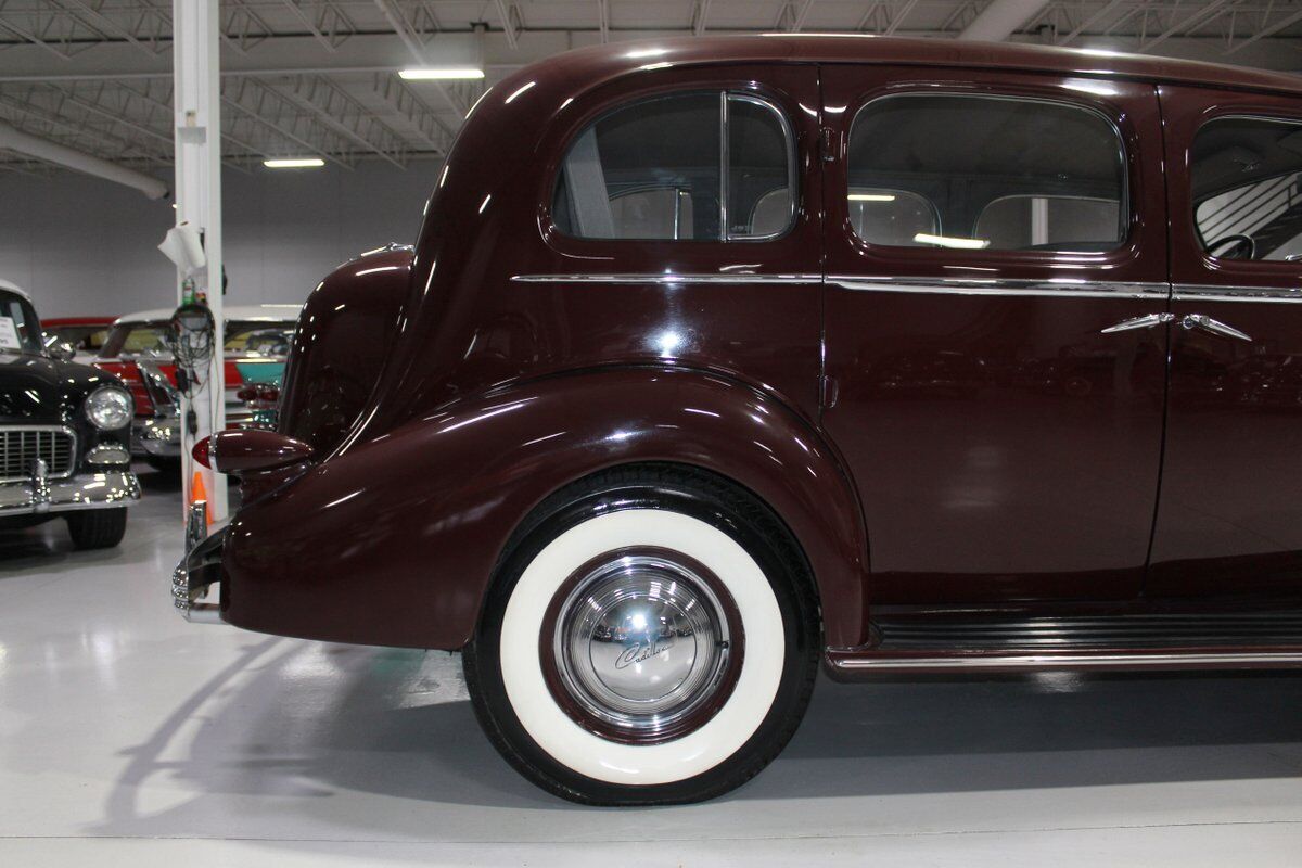 Cadillac-Series-85-V-12-Berline-1936-Royal-Maroon-Gray-97658-24