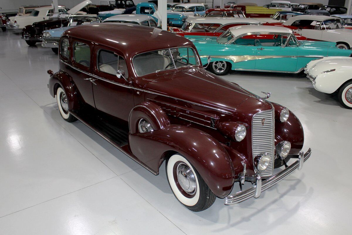 Cadillac-Series-85-V-12-Berline-1936-Royal-Maroon-Gray-97658-6