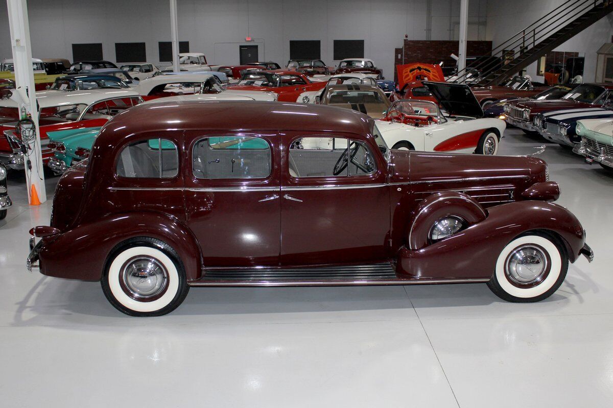 Cadillac-Series-85-V-12-Berline-1936-Royal-Maroon-Gray-97658-7