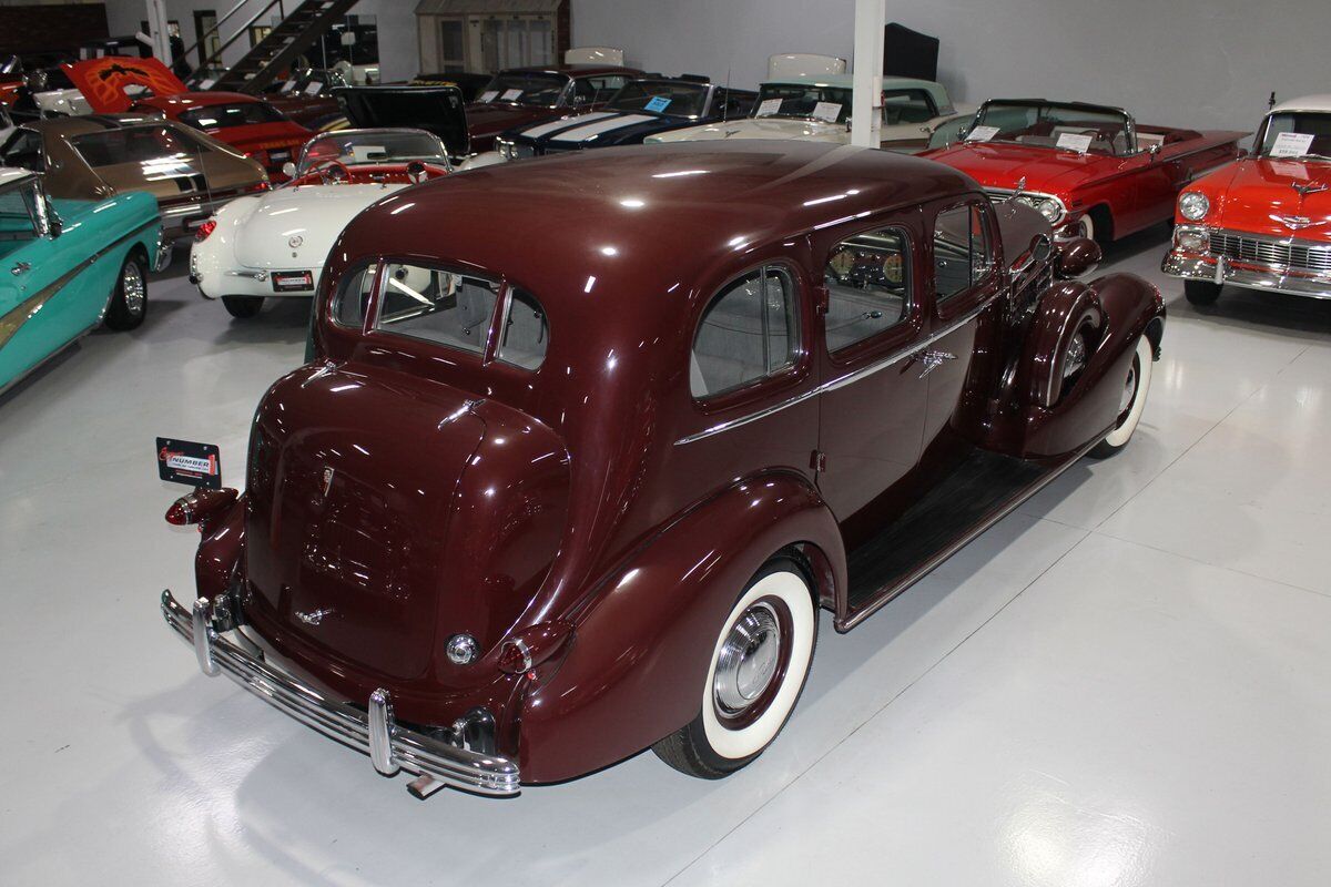 Cadillac-Series-85-V-12-Berline-1936-Royal-Maroon-Gray-97658-8