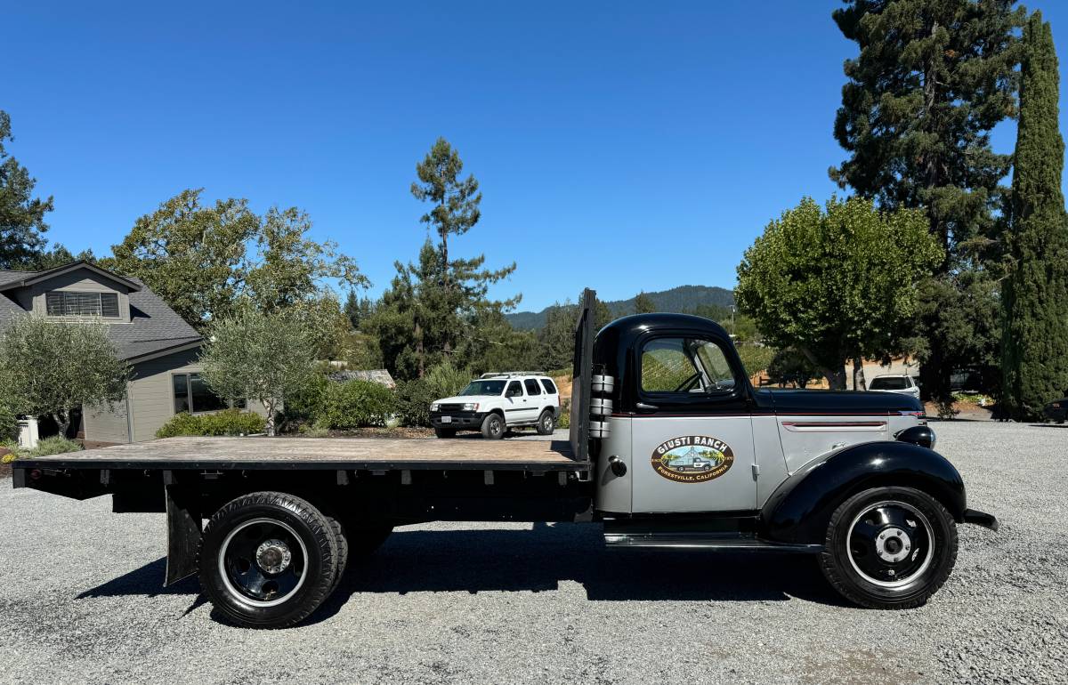 Chevrolet-1.5-ton-dually-stake-bed-truck-3.-1939-1