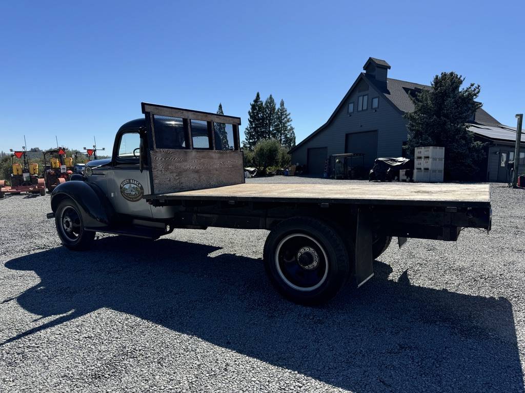 Chevrolet-1.5-ton-dually-stake-bed-truck-3.-1939-4