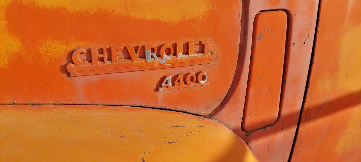 Chevrolet-4400-1949-orange-112654-3