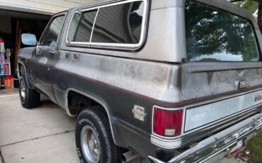 Chevrolet-Blazer-1986-Gray-Burgundy-215330-1