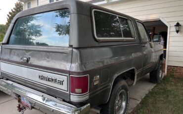 Chevrolet-Blazer-1986-Gray-Burgundy-215330-2