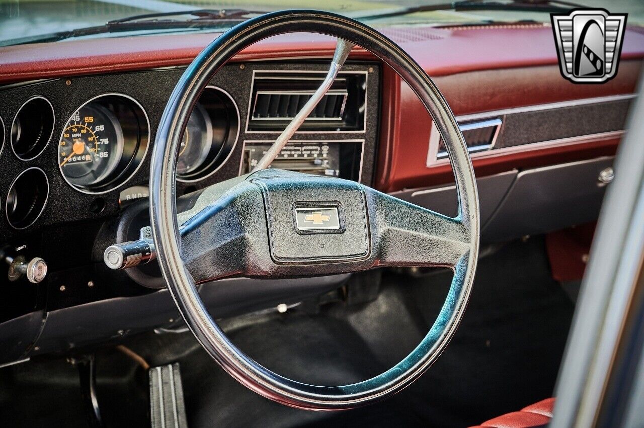 Chevrolet-C-10-1986-Silver-Red-110473-11