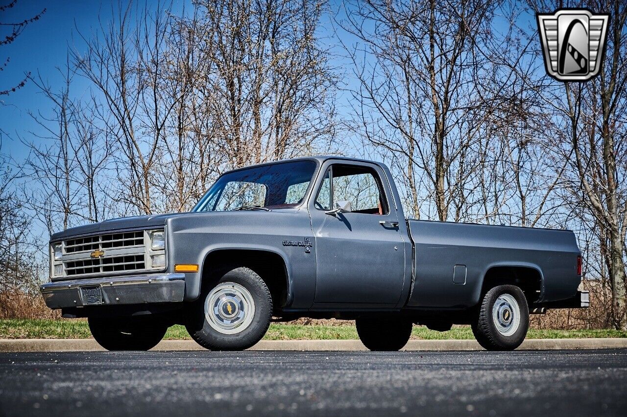 Chevrolet-C-10-1986-Silver-Red-110473-2