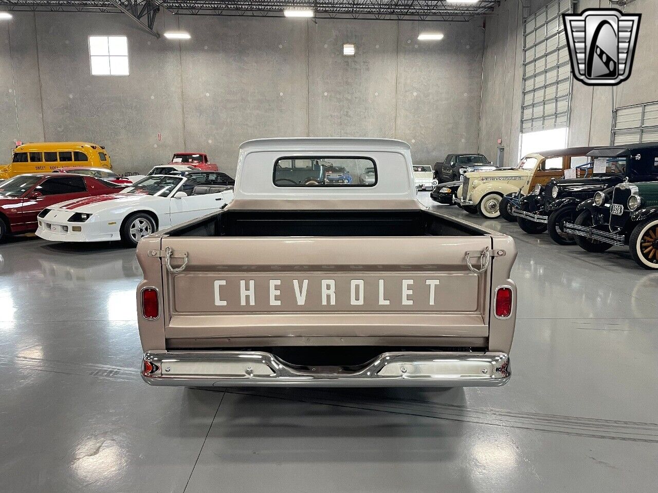 Chevrolet-C-10-Pickup-1965-White-Black-0-4