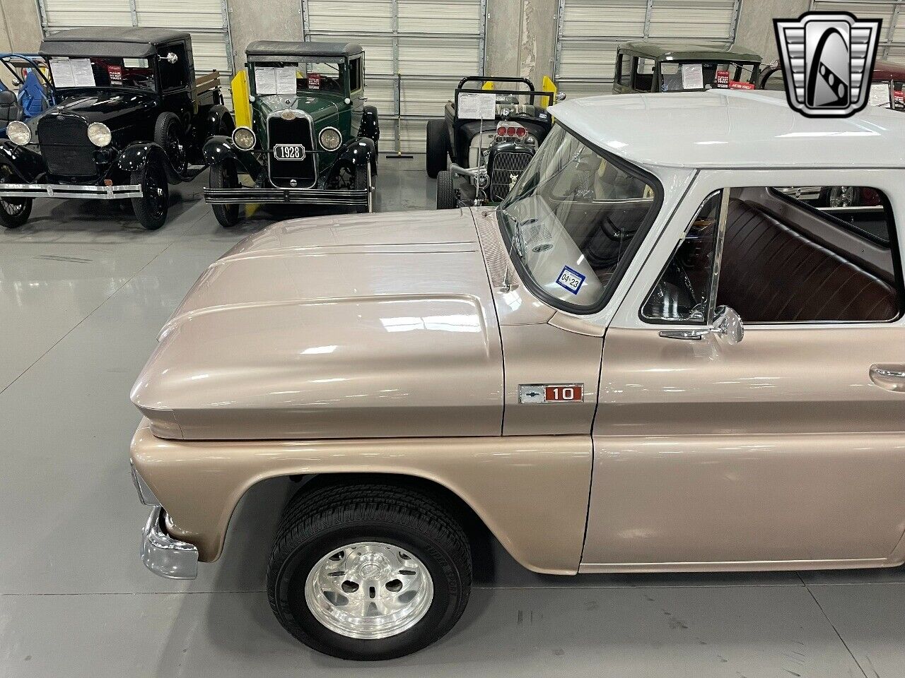 Chevrolet-C-10-Pickup-1965-White-Black-0-6