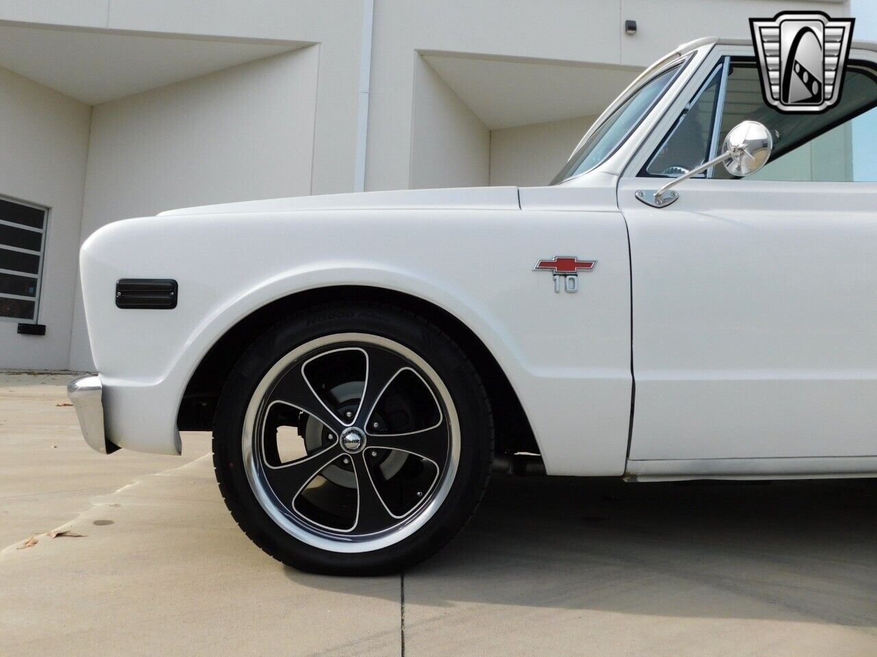 Chevrolet-C-10-Pickup-1968-White-Black-35803-5